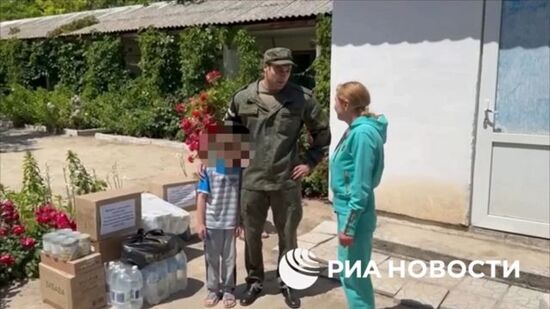 Представители СК РФ в честь Дня защиты детей передали гуманитарную помощь многодетным семьям 