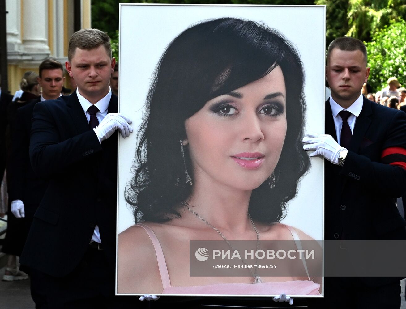 Прощание с заслуженной артисткой РФ А. Заворотнюк 