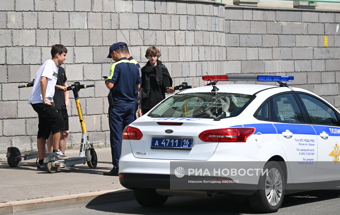 Подростки уна самокатах в Казани