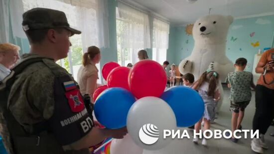 Военная комендатура ДНР поздравила маленьких пациентов больницы в Донецке с Днем защиты детей