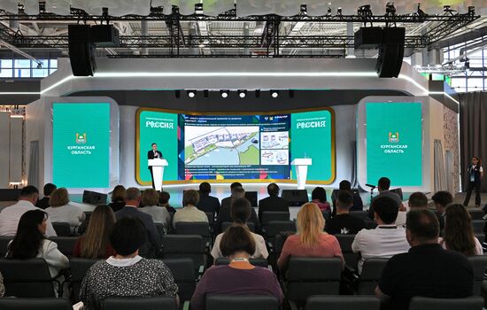 Выставка "Россия". Сессия-презентация ключевых проектов с планом старта реализации Уральского макрорегиона до 2030 года