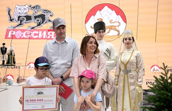 Выставка "Россия". Встреча и награждение 15-миллионного посетителя
