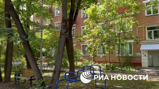 Правоохранители работают в доме на западе Москвы, где жил убитый мужчина