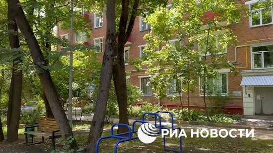 Правоохранители работают в доме на западе Москвы, где жил убитый мужчина