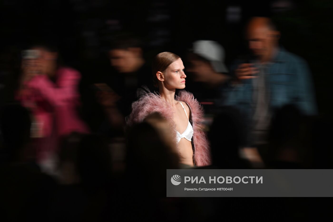 Модный показ на Патриарших прудах