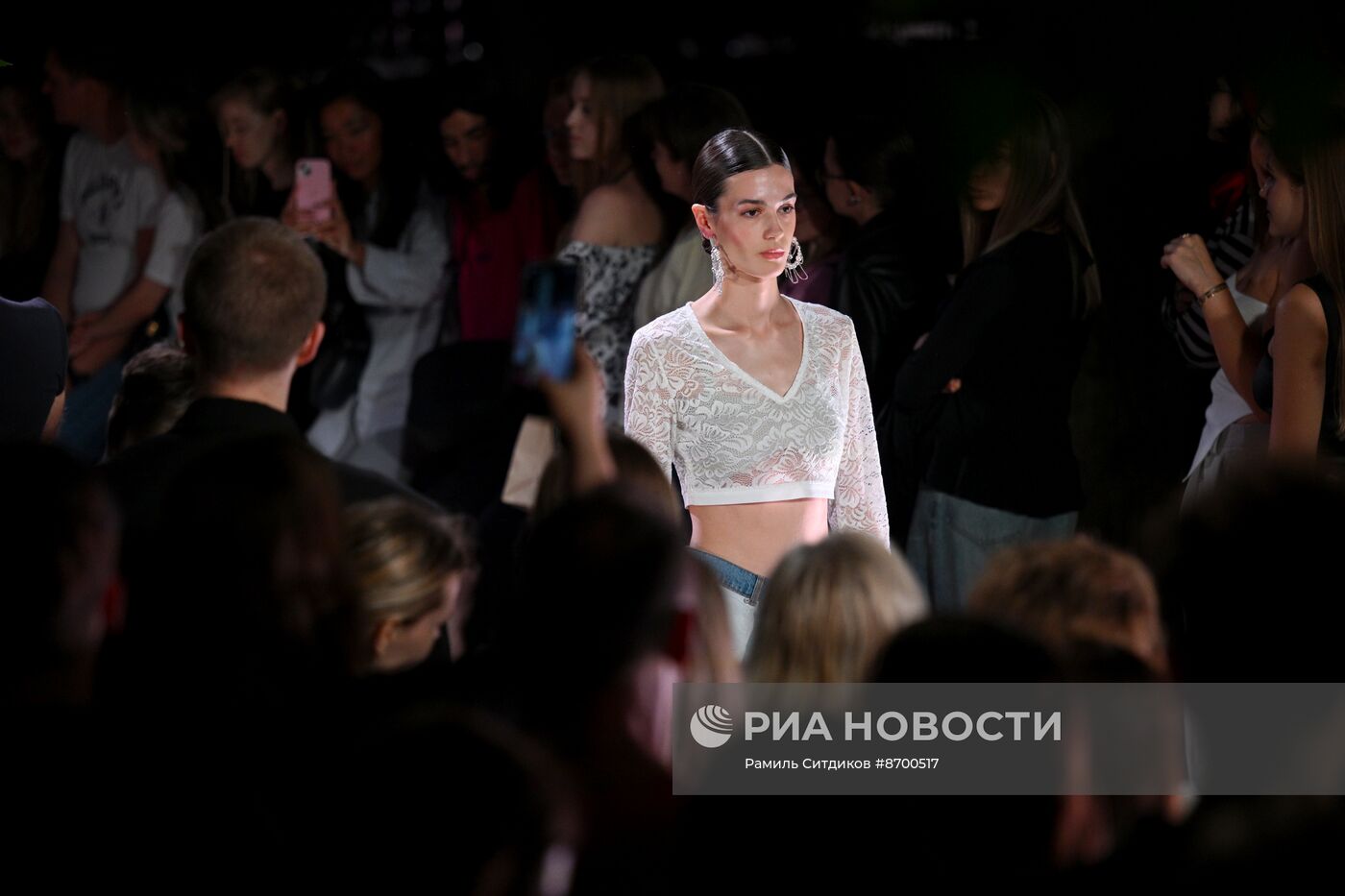Модный показ на Патриарших прудах