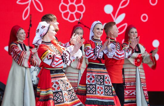 Международная выставка-форум "Россия"
Национальный удмуртский праздник "Гербер", главная уличная сцена Место: Россия, Москва. Автор: Станислав Жданов/РИА Новости. Выставка "Россия". Национальный праздник "Гербер"