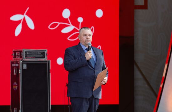 Международная выставка-форум "Россия"
Национальный удмуртский праздник "Гербер", главная уличная сцена
Дмитрий Утлик, начальник Отдела национальной политики Департамента национальной политики и межрегиональных связей города Москвы Место: Россия, Москва. Автор: Станислав Жданов/РИА Новости. Выставка "Россия". Национальный праздник "Гербер"