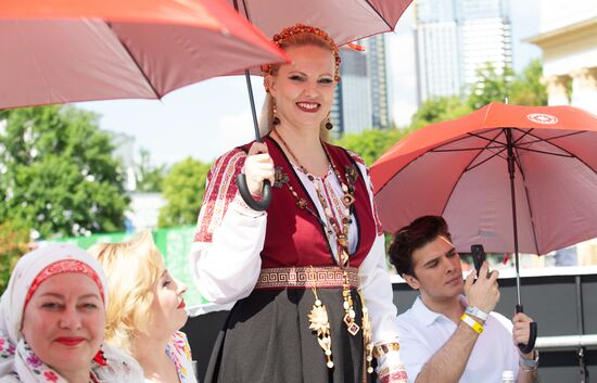 Международная выставка-форум "Россия"
Национальный удмуртский праздник "Гербер", главная уличная сцена
Жюри финно-угорского музыкального конкурса Место: Россия, Москва. Автор: Станислав Жданов/РИА Новости. Выставка "Россия". Национальный праздник "Гербер"