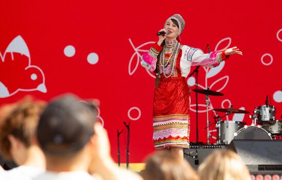 Международная выставка-форум "Россия"
Национальный удмуртский праздник "Гербер", главная уличная сцена
Финал финно-угорского музыкального конкурса Место: Россия, Москва. Автор: Станислав Жданов/РИА Новости. Выставка "Россия". Национальный праздник "Гербер"