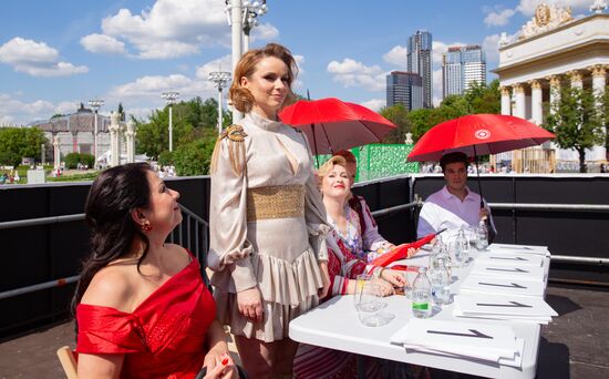 Международная выставка-форум "Россия"
Национальный удмуртский праздник "Гербер", главная уличная сцена
Жюри финно-угорского музыкального конкурса Место: Россия, Москва. Автор: Станислав Жданов/РИА Новости. Выставка "Россия". Национальный праздник "Гербер"