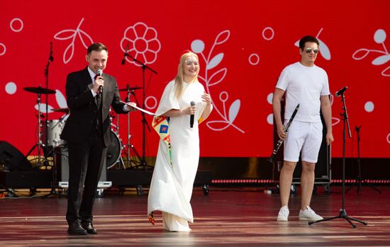 Международная выставка-форум "Россия"
Национальный удмуртский праздник "Гербер", главная уличная сцена
Финал финно-угорского музыкального конкурса Место: Россия, Москва. Автор: Станислав Жданов/РИА Новости. Выставка "Россия". Национальный праздник "Гербер"