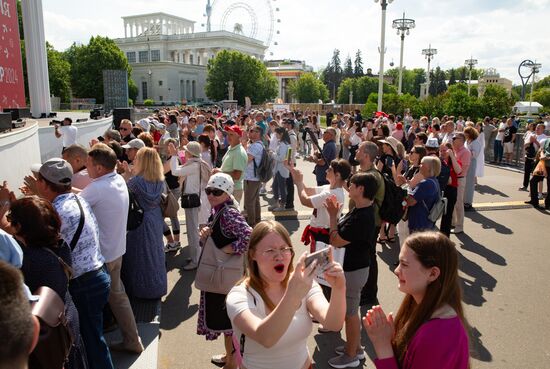 Международная выставка-форум "Россия"
Национальный удмуртский праздник "Гербер", главная уличная сцена
Зрители у сцены Место: Россия, Москва. Автор: Станислав Жданов/РИА Новости. Выставка "Россия". Национальный праздник "Гербер"