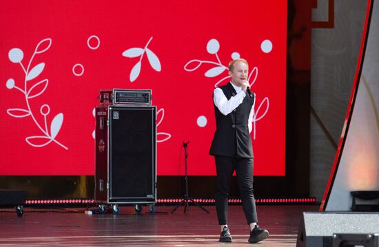 Международная выставка-форум "Россия"
Национальный удмуртский праздник "Гербер", главная уличная сцена
Финал финно-угорского музыкального конкурса Место: Россия, Москва. Автор: Станислав Жданов/РИА Новости. Выставка "Россия". Национальный праздник "Гербер"