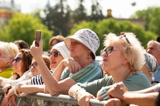 Международная выставка-форум "Россия"
Национальный удмуртский праздник "Гербер", главная уличная сцена
Зрители у сцены Место: Россия, Москва. Автор: Станислав Жданов/РИА Новости. Выставка "Россия". Национальный праздник "Гербер"