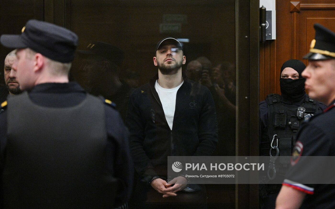 Оглашение приговора криминальному авторитету Олегу Медведеву