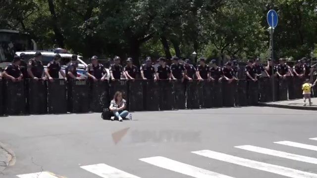 Ситуация на улицах близ здания парламента Армении в эти минуты