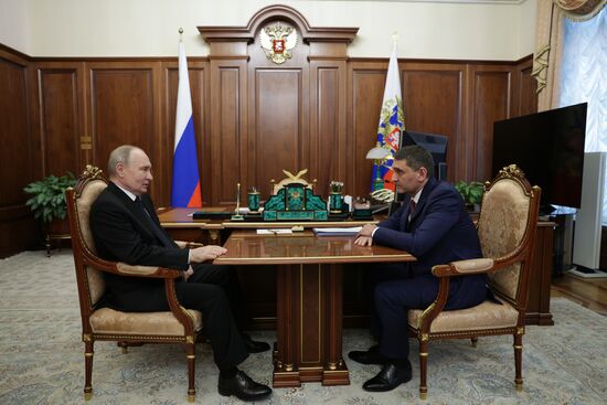 Президент Владимир Путин провел встречу с директором "Россетей" Андреем Рюминым