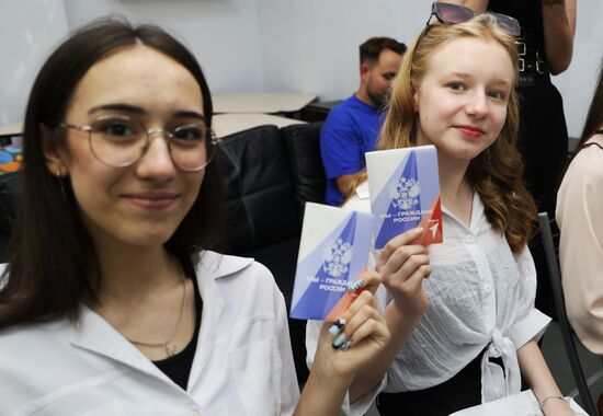 Вручение паспортов юным жителям Донецка