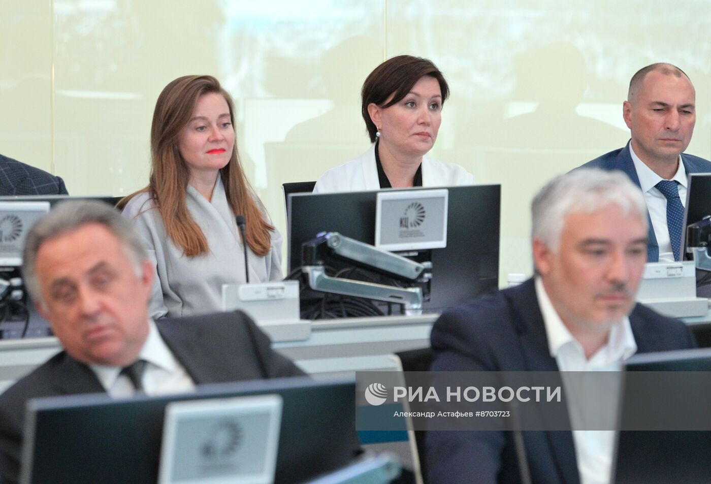 Премьер-министр Михаил Мишустин провел стратегические сессии по национальным проектам "Средства производства и автоматизации" и "Инфраструктура для жизни"