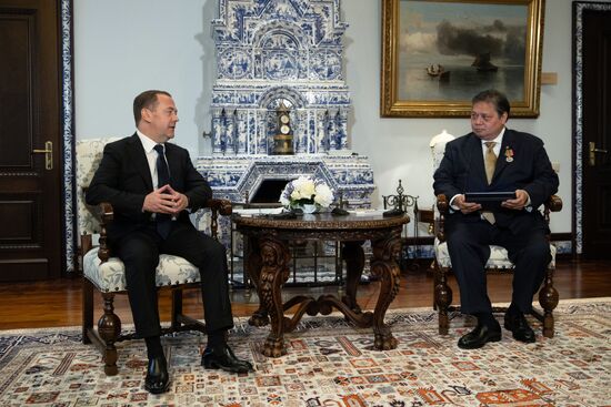 Зампред Совбеза РФ Дмитрий Медведев провел встречу с министром по вопросам экономики Индонезии Аирланггой Хартарто