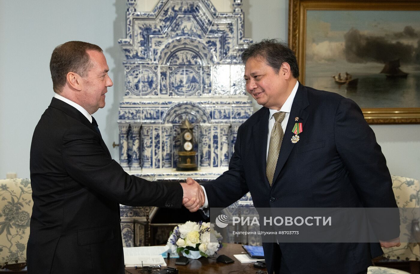 Зампред Совбеза РФ Дмитрий Медведев провел встречу с министром по вопросам экономики Индонезии Аирланггой Хартарто