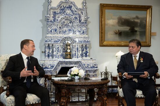 Зампред Совбеза РФ Дмитрий Медведев провел встречу с министром по вопросам экономики Индонезии Аирланггой Хартарто