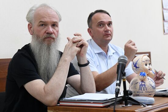 Заседание суда по делу красноярского художника В. Слонова