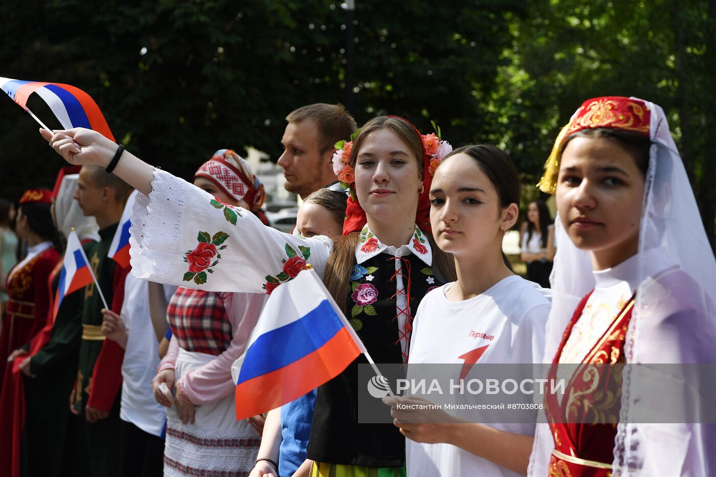 Флешмоб "Россия-многоликая страна" в Крыму