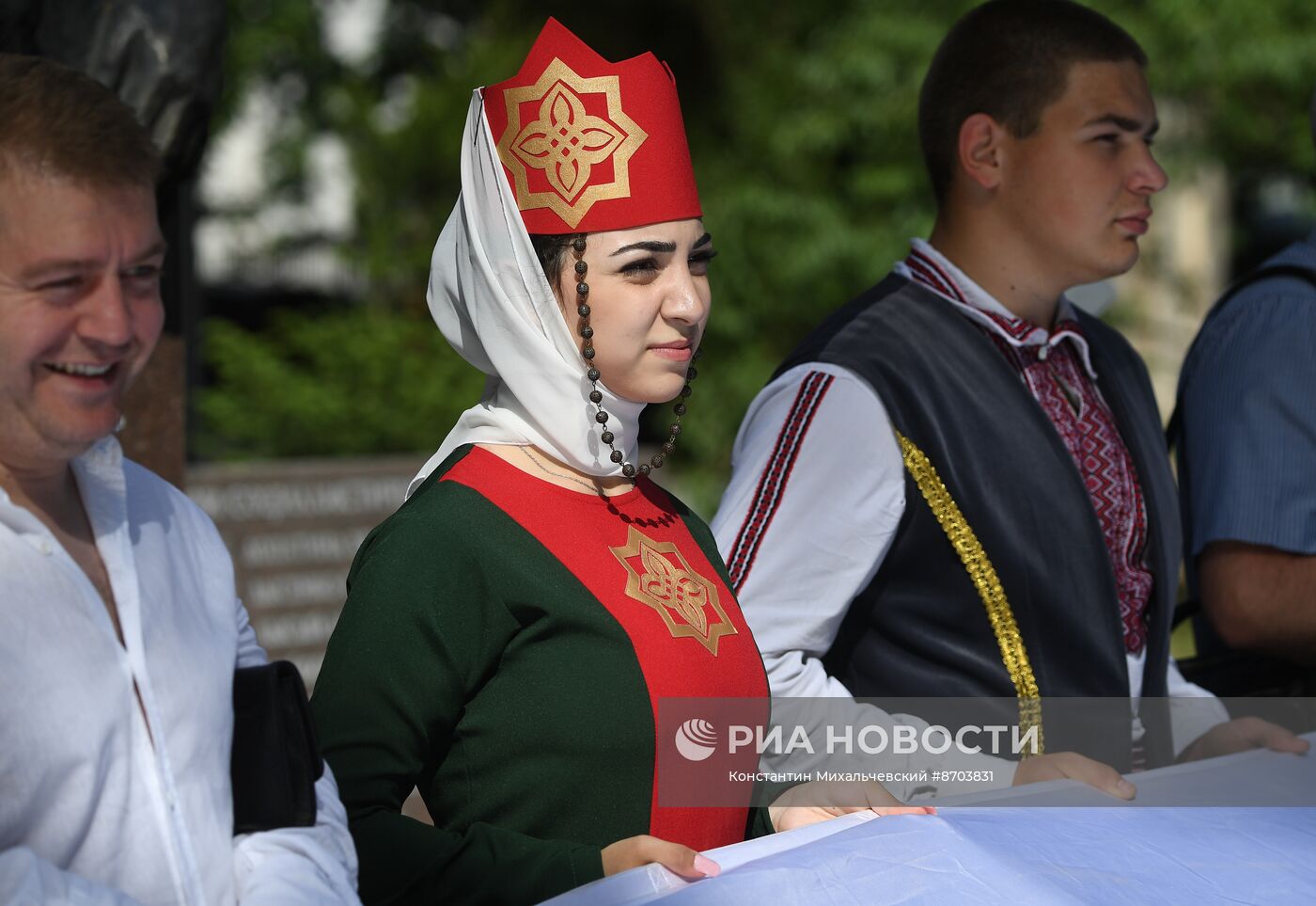 Флешмоб "Россия-многоликая страна" в Крыму