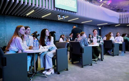 Международная выставка-форум "Россия"
Финал научно-просветительского проекта "Ледокол знаний", павильон №19 "АТОМ"
Место: Россия, Москва. Автор: Анатолий Медведь/РИА Новости. Финал научно-просветительского проекта "Ледокол знаний"