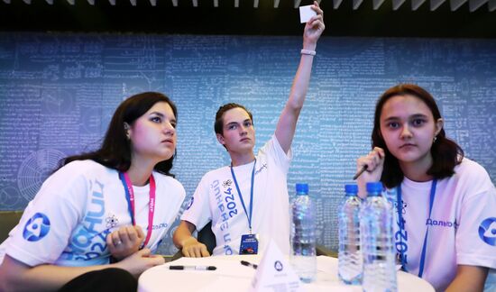 Международная выставка-форум "Россия"
Финал научно-просветительского проекта "Ледокол знаний", павильон №19 "АТОМ"
Место: Россия, Москва. Автор: Анатолий Медведь/РИА Новости. Финал научно-просветительского проекта "Ледокол знаний"