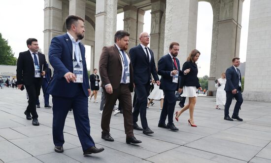 Международная выставка-форум "Россия"
Дмитрий Чернышенко, заместитель председателя правительства РФ (в центре)
Наталья Виртуозова, генеральный директор выставки достижений "Россия"
Александр Стуглев, председатель правления, директор Фонда Росконгресс (четвертый слева на первом плане) Место: Россия, Москва. Автор: Анатолий Медведь/РИА Новости. Выставка "Россия". Дмитрий Чернышенко осмотрел фестивальную экспозицию