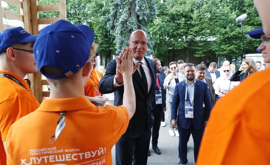 Выставка "Россия". Дмитрий Чернышенко осмотрел фестивальную экспозицию