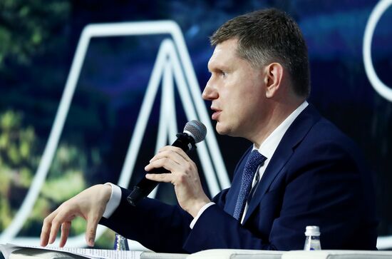 Международная выставка-форум "Россия"
Пленарная сессия "Международный туризм. Россия и мир", павильон №75
Максим Решетников, министр экономического развития Российской Федерации Место: Россия, Москва. Автор: Анатолий Медведь/РИА Новости. Выставка "Россия". Пленарная сессия "Международный туризм. Россия и мир"