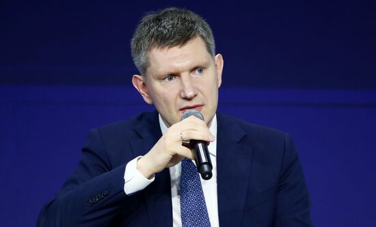 Международная выставка-форум "Россия"
Пленарная сессия "Международный туризм. Россия и мир", павильон №75
Максим Решетников, министр экономического развития Российской Федерации Место: Россия, Москва. Автор: Анатолий Медведь/РИА Новости. Выставка "Россия". Пленарная сессия "Международный туризм. Россия и мир"