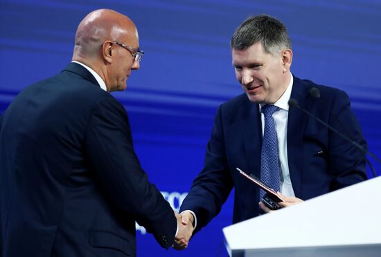 Международная выставка-форум "Россия"
Пленарная сессия "Международный туризм. Россия и мир", павильон №75
Дмитрий Чернышенко, заместитель председателя правительства РФ (слева)
Максим Решетников, министр экономического развития Российской Федерации Место: Россия, Москва. Автор: Анатолий Медведь/РИА Новости. Выставка "Россия". Пленарная сессия "Международный туризм. Россия и мир"