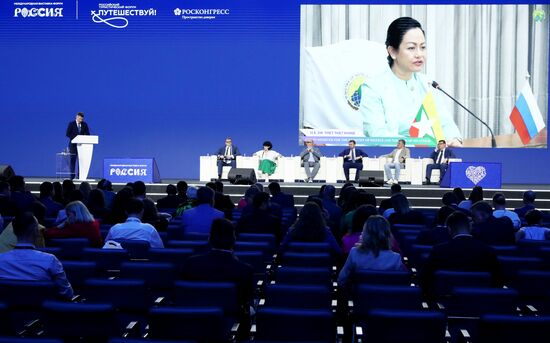 Международная выставка-форум "Россия"
Пленарная сессия "Международный туризм. Россия и мир", павильон №75
Максим Решетников, министр экономического развития Российской Федерации (слева) Место: Россия, Москва. Автор: Анатолий Медведь/РИА Новости. Выставка "Россия". Пленарная сессия "Международный туризм. Россия и мир"