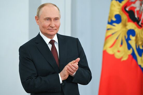 Президент Владимир Путин вручил госнаграды лауреатам государственных премий и Героям труда