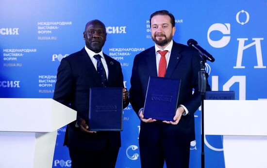 Международная выставка-форум "Россия"
Подписания, павильон №75, слева направо:
Д-р Катберт Симфиве Нкубе, исполнительный председатель Африканского совета по туризму
Александр Стуглев, председатель правления, директор Фонда Росконгресс Место: Россия, Москва. Автор: Анатолий Медведь/РИА Новости. Выставка "Россия". Пленарная сессия "Международный туризм. Россия и мир"