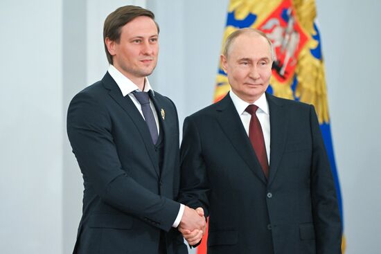Президент Владимир Путин вручил госнаграды лауреатам государственных премий и Героям труда