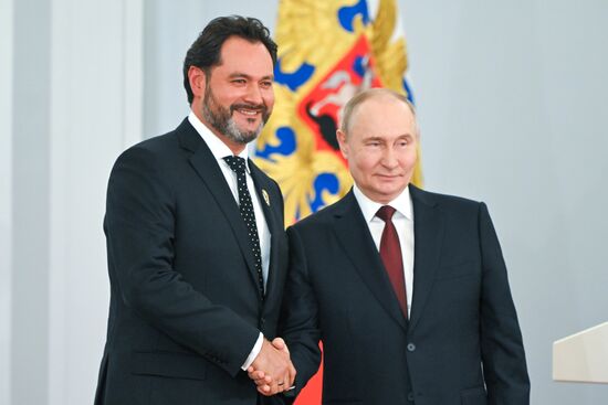 Президент Владимир Путин вручил госнаграды лауреатам государственных премий и Героям труда