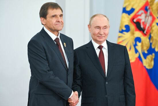 Президент Владимир Путин вручил госнаграды лауреатам государственных премий и Героям труда