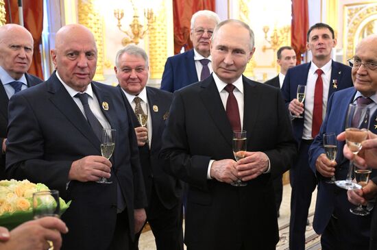 Президент Владимир Путин вручил госнаграды лауреатам государственных премий и Героям труда