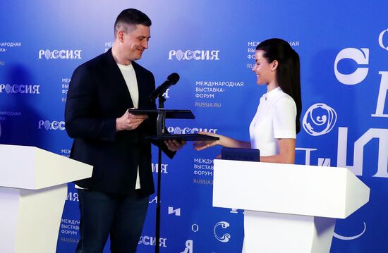 Международная выставка-форум "Россия"
Подписание соглашения о сотрудничестве между фондом "Центр стратегических разработок" и ООД "Здоровое Отечество", павильон №75
Екатерина Лещинская, руководитель движения "Здоровое Отечество"
Павел Смелов, генеральный директор Фонда "Центр стратегических разработок" Место: Россия, Москва. Автор: Анатолий Медведь/РИА Новости. Выставка "Россия". Пленарная сессия "Международный туризм. Россия и мир"