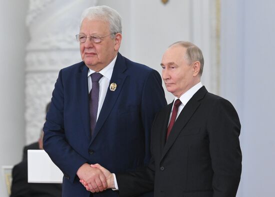 Президент Владимир Путин вручил госнаграды лауреатам государственных премий и Героям труда