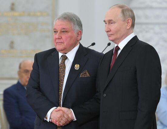 Президент Владимир Путин вручил госнаграды лауреатам государственных премий и Героям труда