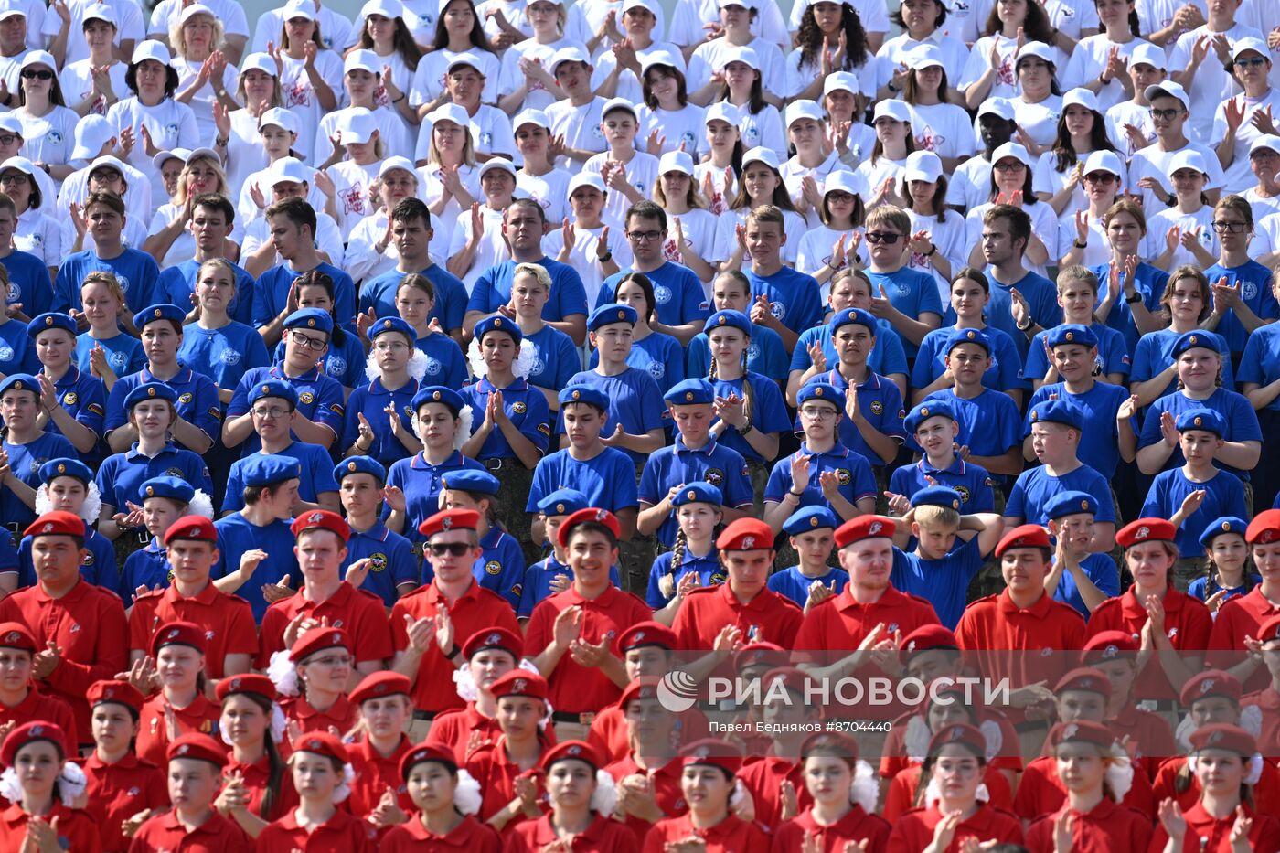 Церемония подъема Государственного флага РФ у Музея Победы на Поклонной горе