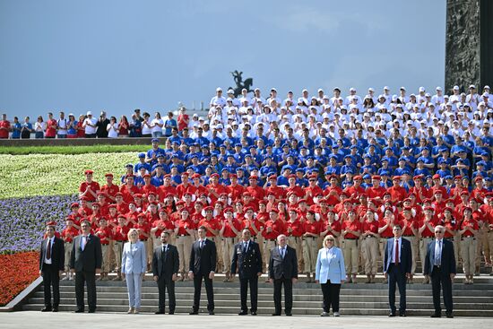 Церемония подъема Государственного флага РФ у Музея Победы на Поклонной горе