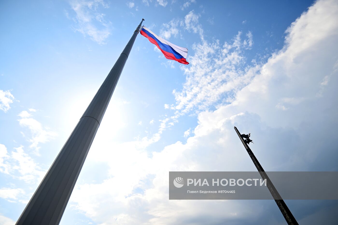 Церемония подъема Государственного флага РФ у Музея Победы на Поклонной горе 